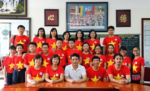 Đoàn học sinh, cán bộ chụp ảnh cùng thầy Hiệu trưởng tại Phòng truyền thống của nhà trường trước ngày lên đường dự thi. 