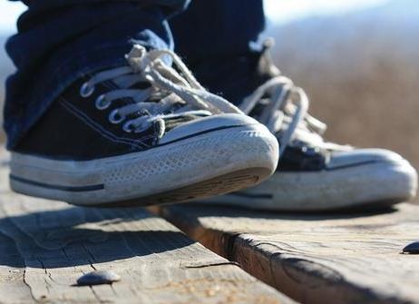 Nam sinh bi duoi ra khoi lop vi... khong di giay da hinh anh