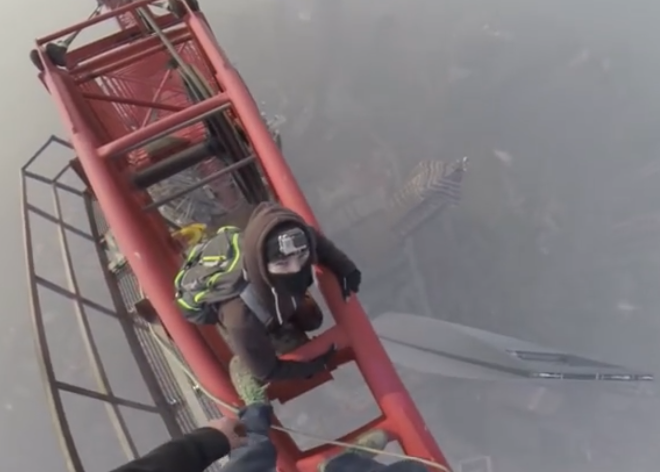 Clip chinh phuc toa nha cao 650 met cua hai chang trai hinh anh