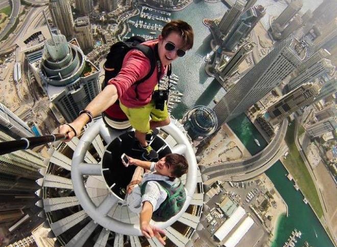 16 anh chup nguy hiem tren noc nha khien nguoi xem chong mat hinh anh