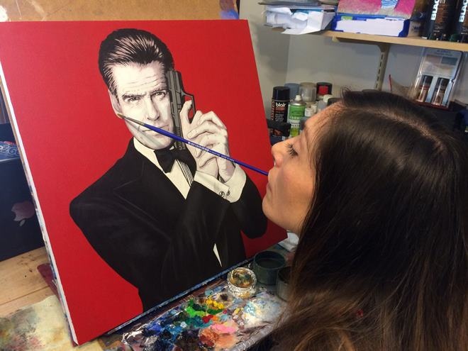 Co gai gay bat ngo voi kha nang ve tranh bang mieng hinh anh