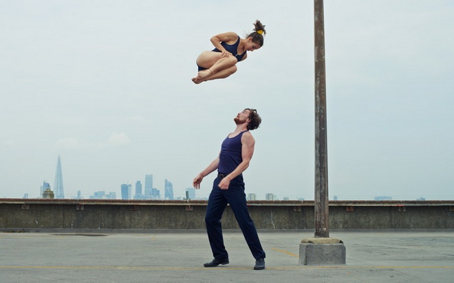 Màn tung hứng của một cặp đôi.