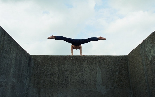 Các học viên tranh thủ tập luyện ở mọi nơi tại trung tâm.