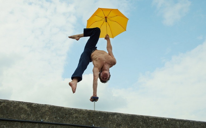 Các diễn viên xiếc tương lai phải trải qua quá trình khổ luyện vất vả.