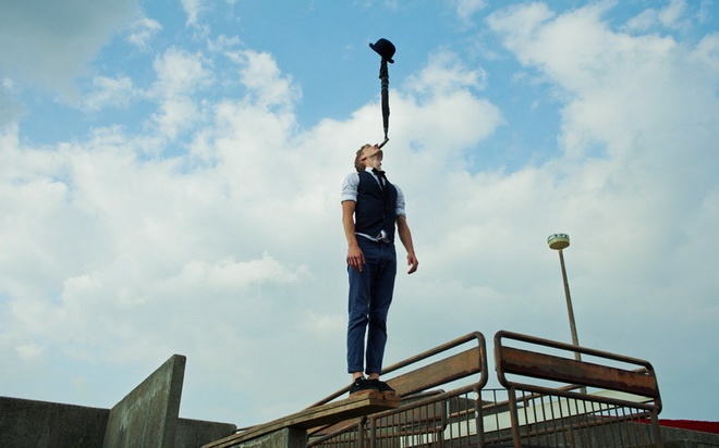 Một màn biểu diễn giữ thăng bằng chiếc mũ trên ô.