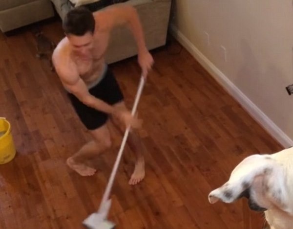 Clip chang trai nhay mua vui nhon hinh anh