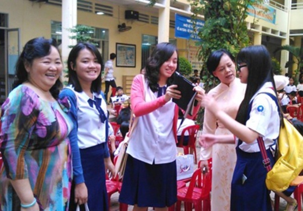 Cựu học sinh trường tiểu học Trần Quốc Thảo (TP.HCM) về thăm thầy cô giáo nhân dịp 20/11.