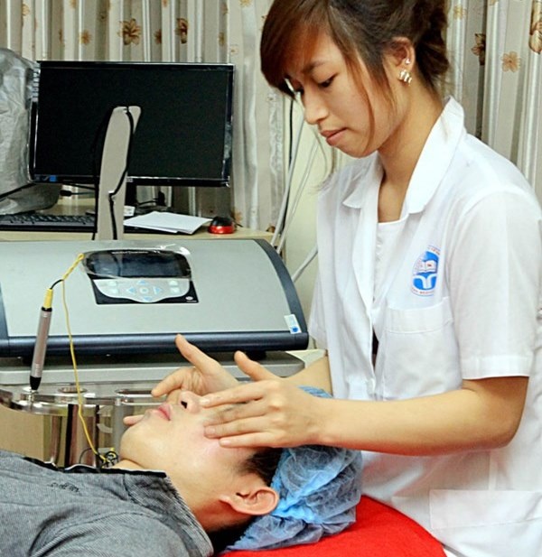 Kỹ thuật viên phòng khám Trí nhớ trị liệu giảm căng thẳng cho bệnh nhân.