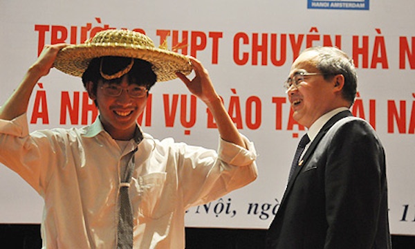 Vũ Thanh Trung Nam, HCV Olympic Vật lí quốc tế 2014 nhận chiếc mũ rơm từ GS Nguyễn Thiện Nhân.