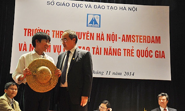 Ông Nguyễn Thiện Nhân tặng chiếc mũ rơm cho học sinh Vũ Thanh Trung Nam (lớp 12 Trường THPT chuyên Hà Nội – Amsterdam). Nam giành HC Vàng Olympic Vật lí quốc tế 2014 khi mới học lớp 11.