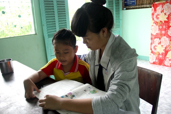 Mỹ Duyên hướng dẫn em học tập…