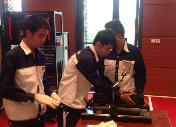 Trần Văn Sang (giữa) tại cuộc thi tay nghề Asean.