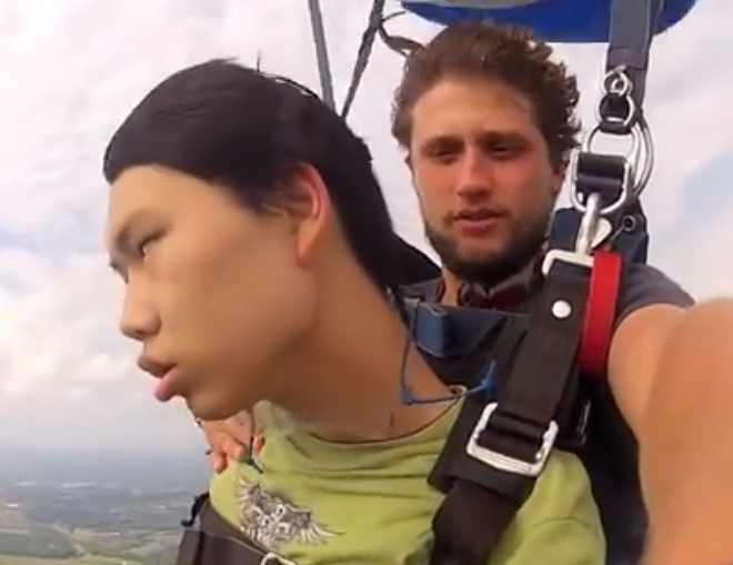 Clip nam sinh ngat khi nhay du hinh anh