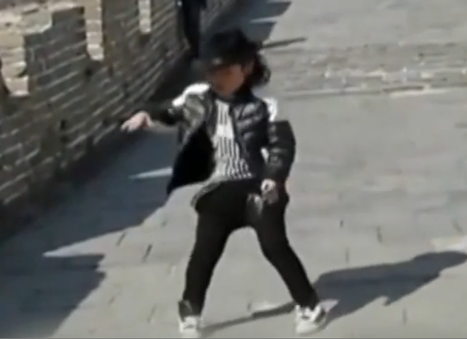 Clip cau be 6 tuoi nhay Michael Jackson hinh anh