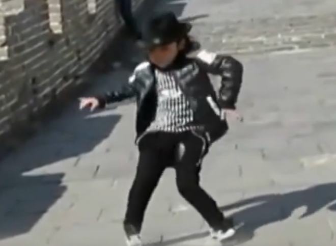 Clip nhoc ty 6 tuoi nhay Michael Jackson dep nhu vu cong hinh anh