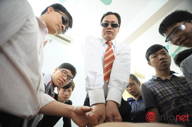 Chuyen o lop hoc xoa bop: 'Sao tay cai cua thay co 3 dot?' hinh anh