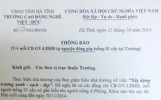 Giang vien uc phat khoc vi bi ep... trong cay sieu co thu hinh anh