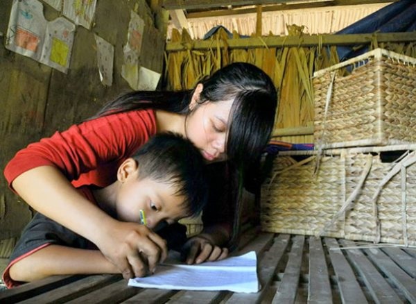 Cha bán hết ruộng đất bỏ đi, mẹ phải làm mướn xa nhà, khiến cô học sinh lớp 8 phải vất vả lo cho ba em nhỏ.
