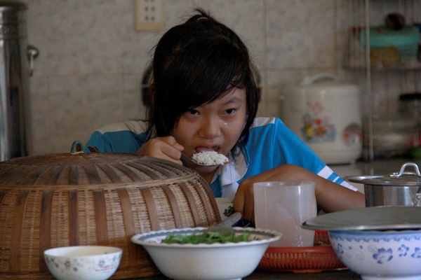 Bữa cơm trưa của Nhi chỉ có mỗi một món rau luộc…