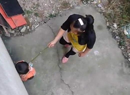 Hai co giao hang ngay bat nat be 7 tuoi hinh anh