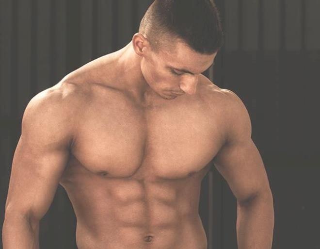 Chàng trai có kinh nghiệm 6 năm tập luyện chia sẻ, anh bắt đầu thấy được sự hiệu quả trong việc tập luyện và có được thân hình 6 múi, cơ bắp ưng ý kể từ năm 19 tuổi. Tuy nhiên để duy trì được vóc dáng này, anh phải có một chế độ nuôi cơ thể đặc biệt. Theo đó, anh sẽ tập đều đặn 5 buổi/tuần và ăn tám bữa/ngày.