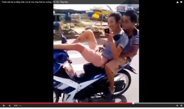 Khua tay múa chân trên đường phố và còn chụp ảnh tự sướng.