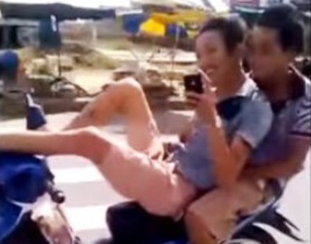 Vao tu van bi phat vi pham giao thong khi tu suong hinh anh