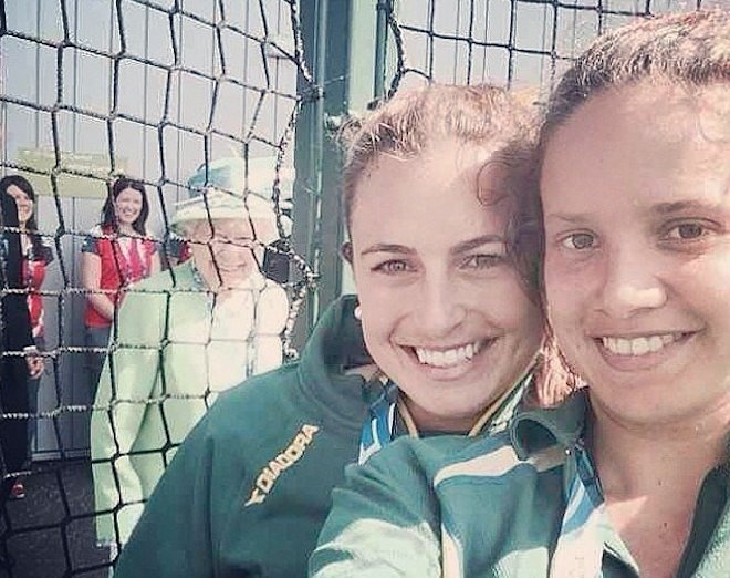 Hai thiếu niên Úc có lẽ không nghĩ Nữ hoàng Elizabeth II sẽ bật lên trong bối cảnh Ảnh tự sướng của họ tại Commonwealth Games ở Glasgow, Scotland, nhưng họ đã vô cùng sai lầm.