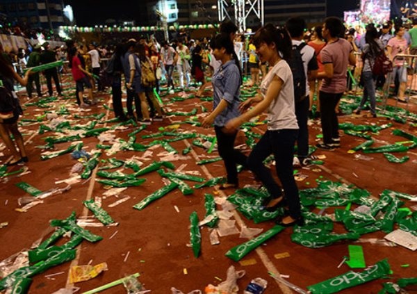 Rác mà các bạn trẻ bỏ lại sau khi kết thúc live show của ca sĩ Mỹ Tâm tại sân vận động Quân khu 7, TP.HCM tối 10/11