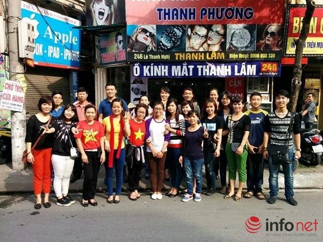 Quân số một trong những nhánh tỏa đi khắp nơi quanh Hà Nội để tìm giúp những hoàn cảnh khó khăn. (Trong ảnh Huy đứng ngoài cùng bên phải)