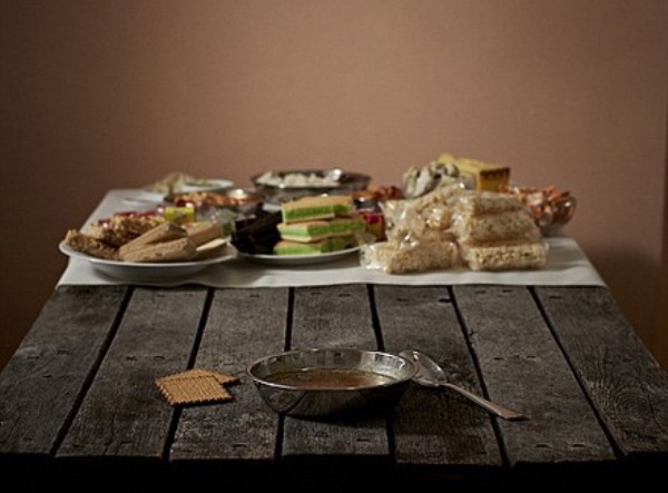 Bữa ăn của người nghèo và người giàu được đặt trên cùng bàn để cho thấy rõ sự khác biệt.