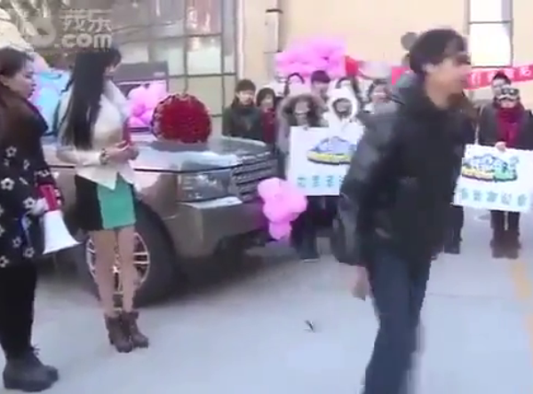 Clip hot girl cau hon bi tu choi hinh anh