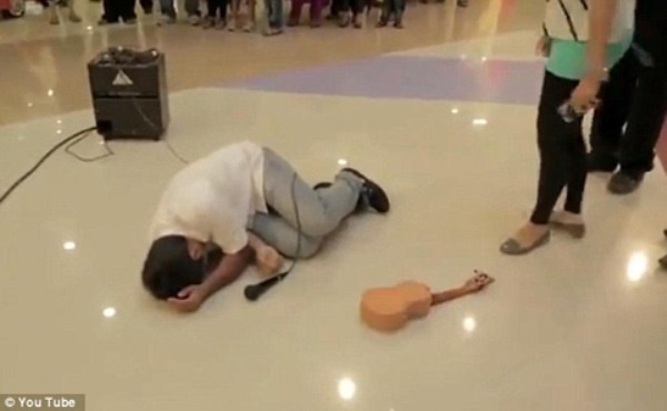 Clip cau hon bi danh gay sot cong dong mang hinh anh