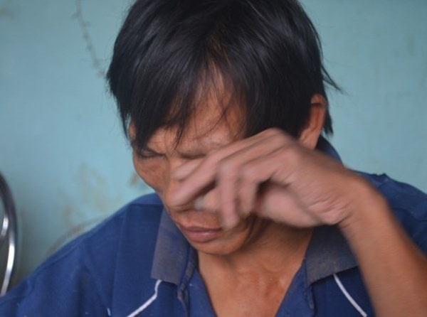 Ông Lê Trái, cha cháu Ánh đau buồn, lo lắng khóc vì con gái mất tích.