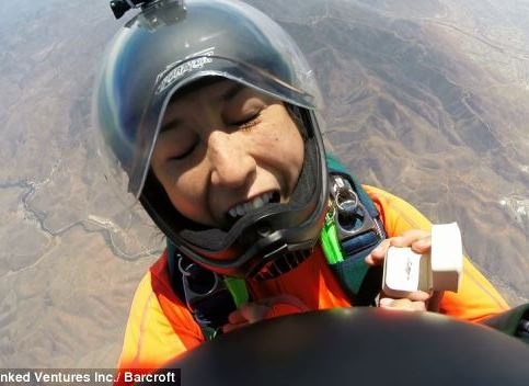 Clip cau hon bat ngo bi roi nhan hinh anh