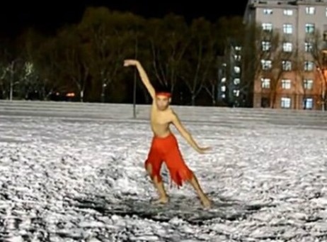 Chang trai coi tran nhay giua troi gia ret de tang ban gai hinh anh