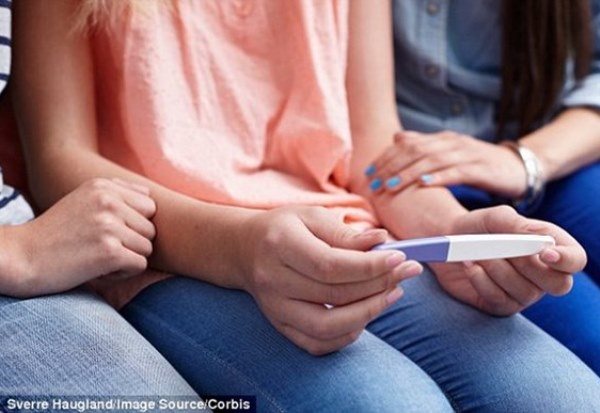 Bosnia: 5 ngay di da ngoai, bay nu sinh 13 tuoi mang thai hinh anh