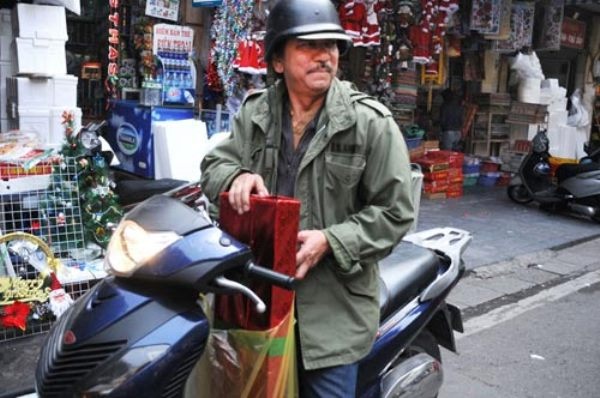 Ông Thái Duy Anh ( 57 tuổi) hay được gọi là ông Tuấn tất bật trong những ngày Noel sắp tới gần. Dù bận với công việc  kinh doanh hàng ngày nhưng ông vẫn tranh thủ dành thời gian tới hàng Mã nơi có cửa hàng bán đồ trang trí của con gái để nhận các món quà chuẩn bị đi phát cho các em nhỏ.