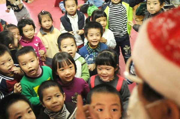 Các em bé trường mẫu giáo Nguyễn Công Trứ thích thú khi