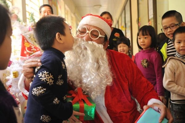Ong gia Noel phien ban Viet di 'tac nghiep' hinh anh