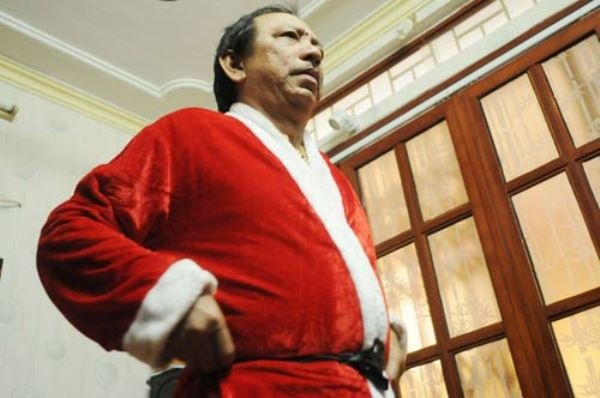 Trang phục  màu đỏ viền trắng được ông Tuấn chuẩn bị đầy đủ, chỉ cần mặc vào, chưa đến 5 phút sẽ  hoá thân thành