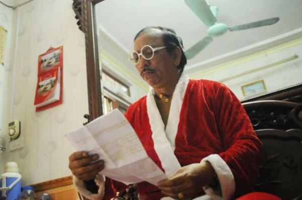 Ông Tuấn đang xem lại những địa điểm cần phát quà trong khu vực nội thành Hà Nội