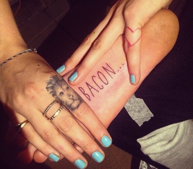 8. Xăm lòng bàn chân: 