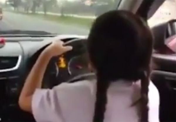 Clip be gai lai xe gay sot hinh anh