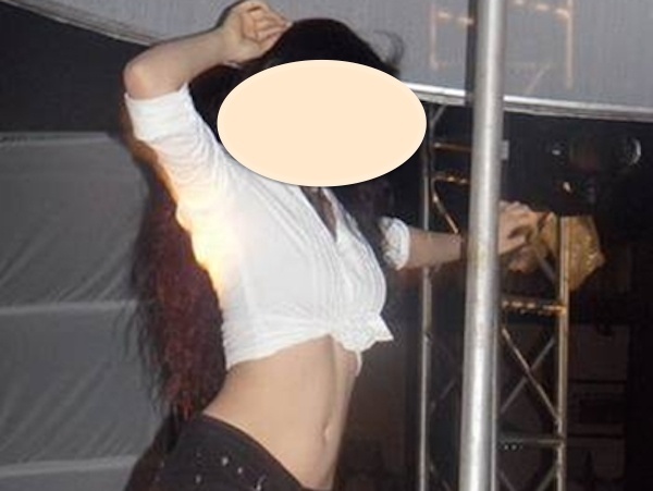 Ngay lam giao vien, toi tro thanh vu nu trong bar hinh anh