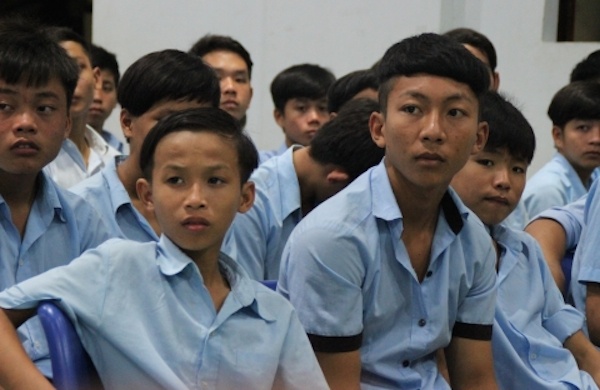 Ánh mắt đăm chiêu của học sinh trường giáo dưỡng khi được dạy về công lao cha mẹ.