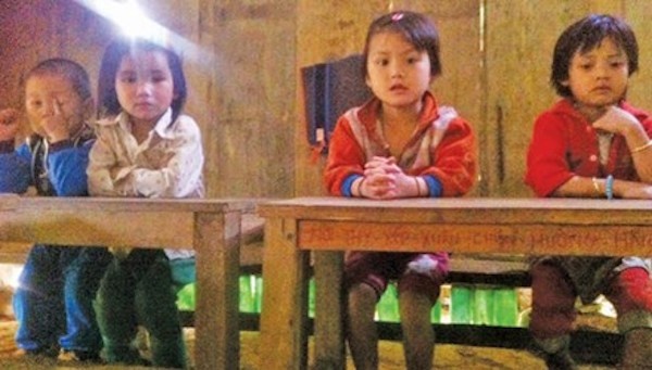 Những trẻ em chân trần, chân đi ủng, áo mong manh tới lớp học mùa lạnh.