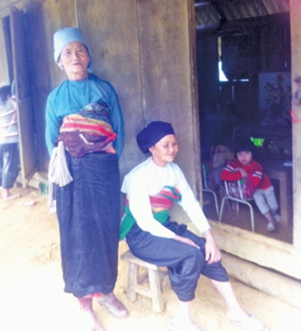 Các cụ bà chờ cháu ngoài lớp học.