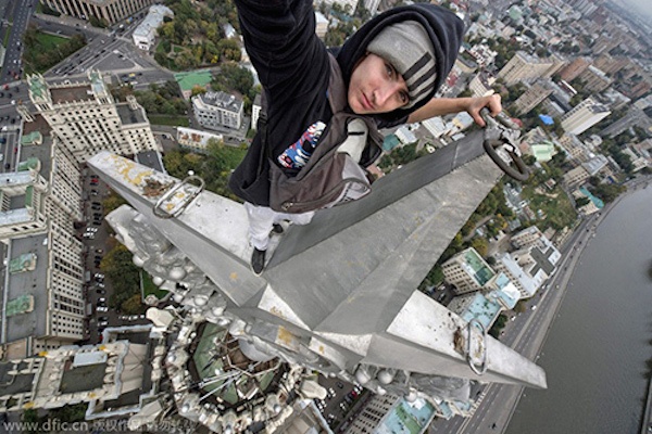 Ivan và chụp hình selfie trên một tòa nhà chọc trời ở Thượng Hải.