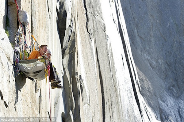 Hai vợ chồng Tommy Caldwell trên vách núi đá El Capitan.